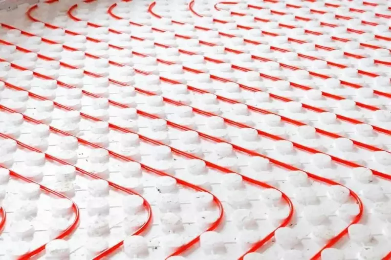 Issiq zamin uchun ko'pikli plastmassa