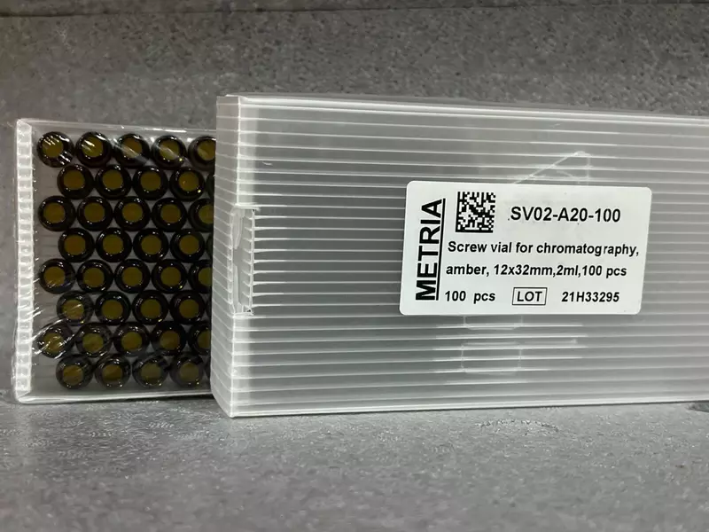 SV02-A20-100+SC02-P02-100 Виала для хроматографии винтовая, 12 x 32 мм, 2 мл, с винтовой крышкой Янтарное стекло.