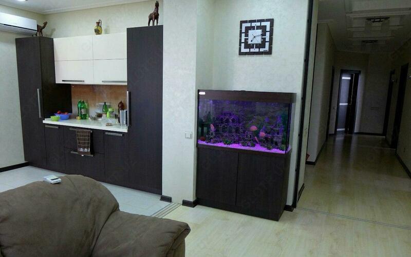 ACRYL bilan akvarium 250 litr uchun 100 sm uzunlikdagi 150 sm balandlikka ega