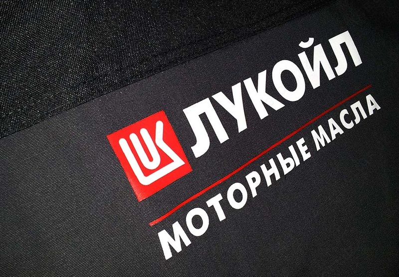 Печаль логотипов на спец одежде