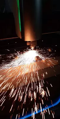 Metallni lazer bilan kesish