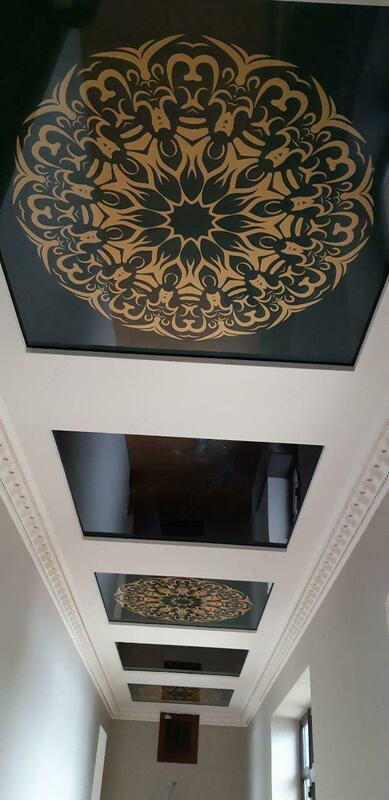 Натяжной потолок (черный с узором)