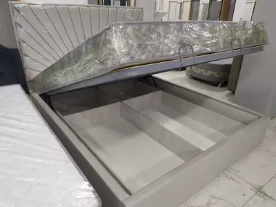 двухспальная кровать с подьемным механизмом