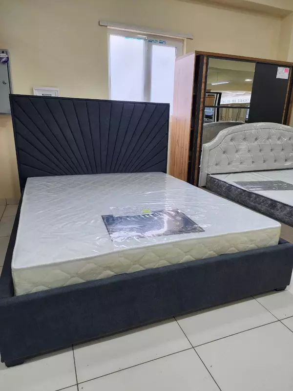 двухспальная кровать с подьемным механизмом