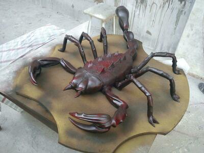Скульптура скорпиона