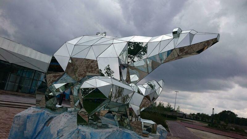 Скульптура трех медведей