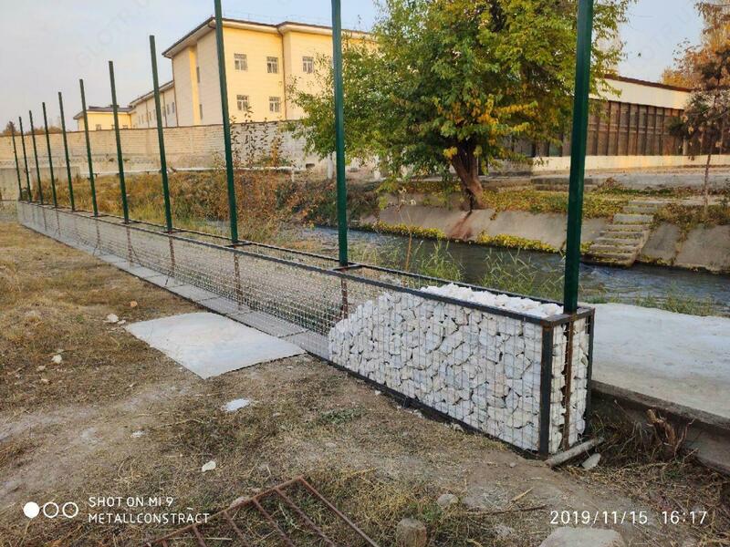 стеклом и пластиком