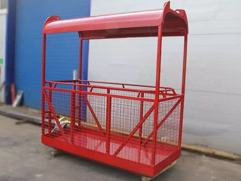 Minora krani uchun odamlarni ko'tarish uchun qurilish beshigi