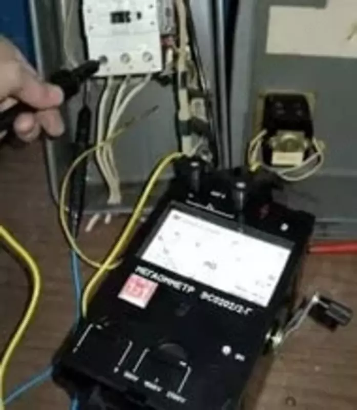 Измерение сопротивления изоляции жил силовых кабелей в электросиловых шкафах