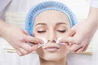 Косметологическая механическая чистка кожи лица