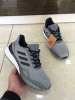 Kulrang erkaklar krossovkalari