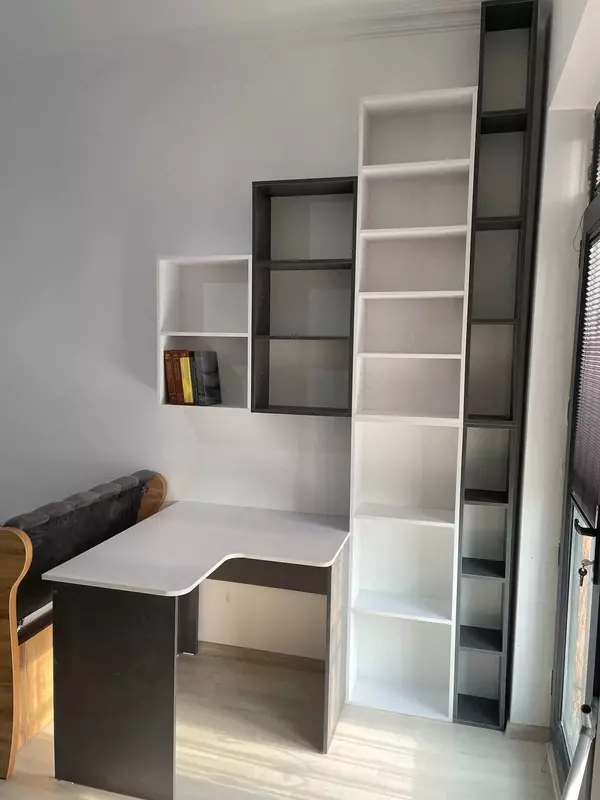 Письменный стол с множеством полок