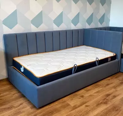 Кровать угловая с мягкими спинками.