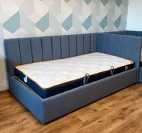 Кровать угловая с мягкими спинками.