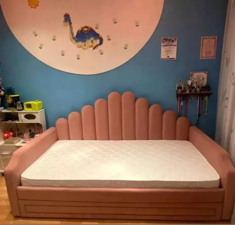 Двуспальная детская кровать.