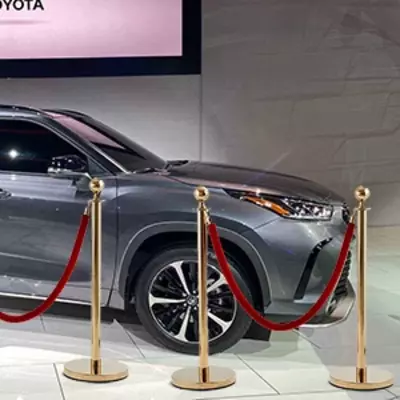 Оградительные стойки с лентами