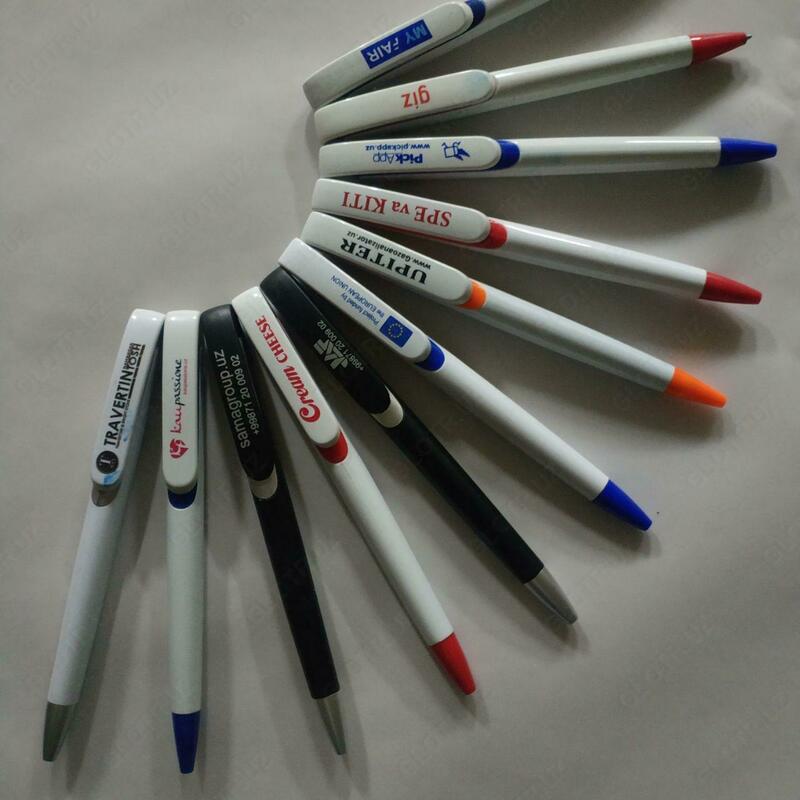 Avtomatik parda krujkalar futbolkalarida tutqichlarda reklama nashrlari.