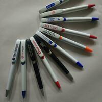 Avtomatik parda krujkalar futbolkalarida tutqichlarda reklama nashrlari.