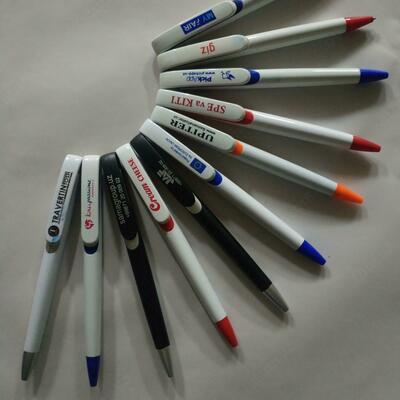 Avtomatik parda krujkalar futbolkalarida tutqichlarda reklama nashrlari.