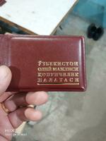 Avtomatik parda krujkalar futbolkalarida tutqichlarda reklama nashrlari. Chakana savdo