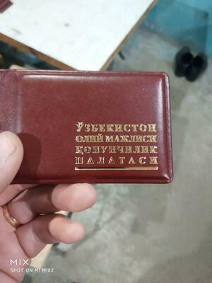 Avtomatik parda krujkalar futbolkalarida tutqichlarda reklama nashrlari. Chakana savdo