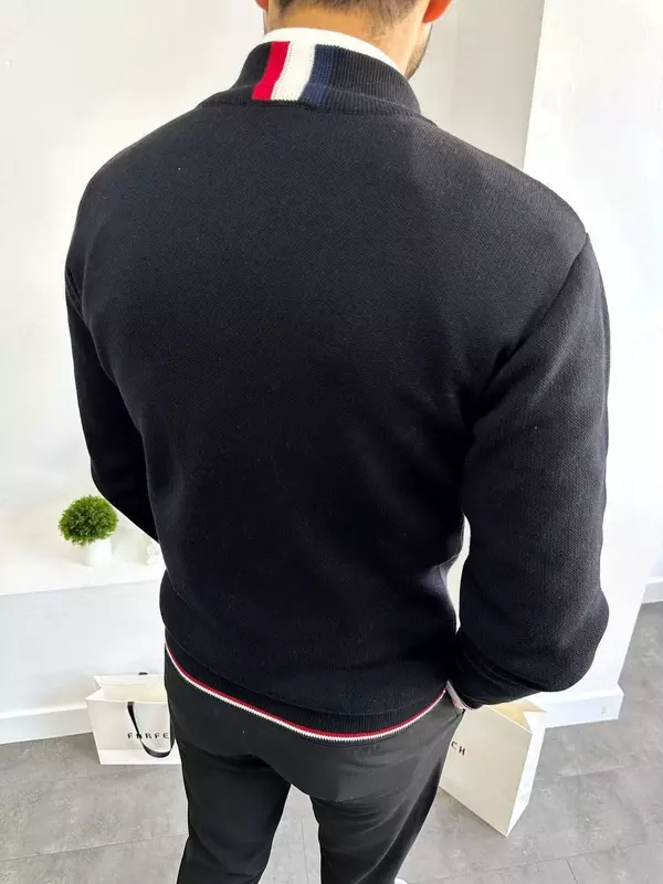 Свитер Moncler - Street Style