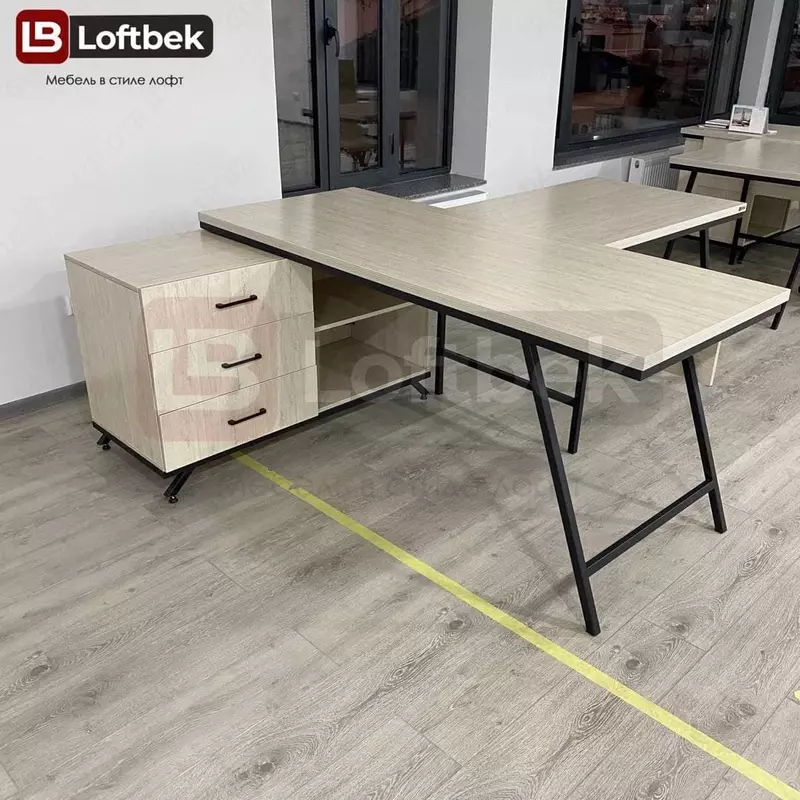 Loft uslubidagi yozuv stoli. RS-Kv modeli