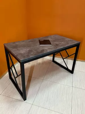 Loft uslubidagi yozuv stoli. RS-Kv modeli