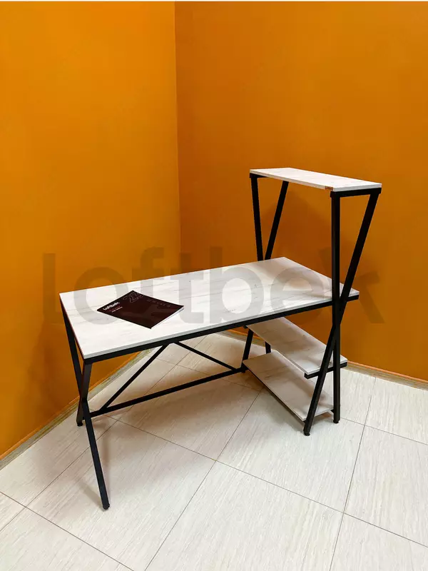 Loft uslubidagi ish stoli javonlar bilan. RS + ST-1 modeli