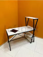 Loft uslubidagi ish stoli javonlar bilan. RS + ST-1 modeli