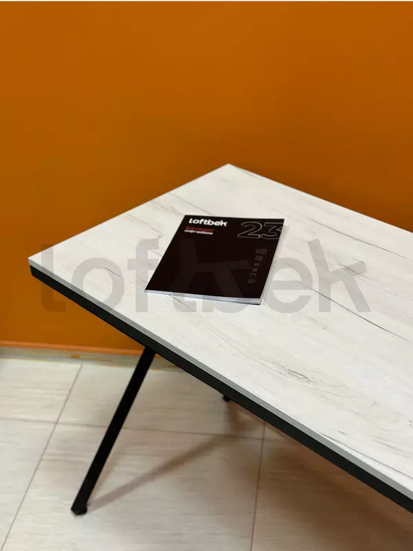 Loft uslubidagi ish stoli javonlar bilan. RS + ST-1 modeli Chakana savdo