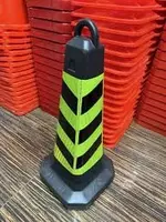   ZC-064 aks ettiruvchi plyonkali plastik yol konusi  700 mm  yarim halqali ushlagich (qora/sariq)