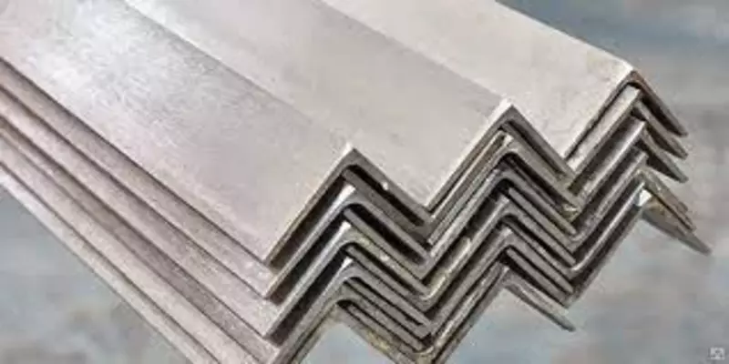 Уголок стальной равнополочный L 80х80х6 мм  Ст3