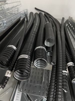 16 464 сум / м 26мм Гибкий стальной металлорукав с ПВХ покрытием (и с протяжкой) - Внутренний диаметр: 26 мм (1 дюйм) - длина в рулоне: 25 м