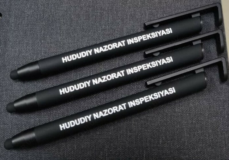 Mijozlar bilan ishlash LOGO a. Sensorli qopqoq qoplamasi bilan kok va oq yoruglik pastasini chiqarish uchun tugmachali mexanizmli plastik tutqich. Mijozning logotipi va maxsus yozuvni qollash.