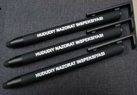 Mijozlar bilan ishlash LOGO a. Sensorli qopqoq qoplamasi bilan kok va oq yoruglik pastasini chiqarish uchun tugmachali mexanizmli plastik tutqich. Mijozning logotipi va maxsus yozuvni qollash.