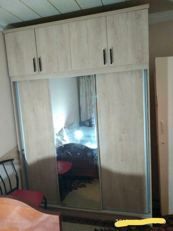 Шкаф купе бежевого цвета с зеркалом