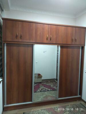 Шкаф купе коричневого цвета с зеркалом