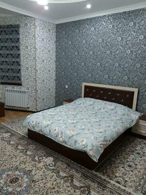 Двуспальная кровать коричневого цвета 2