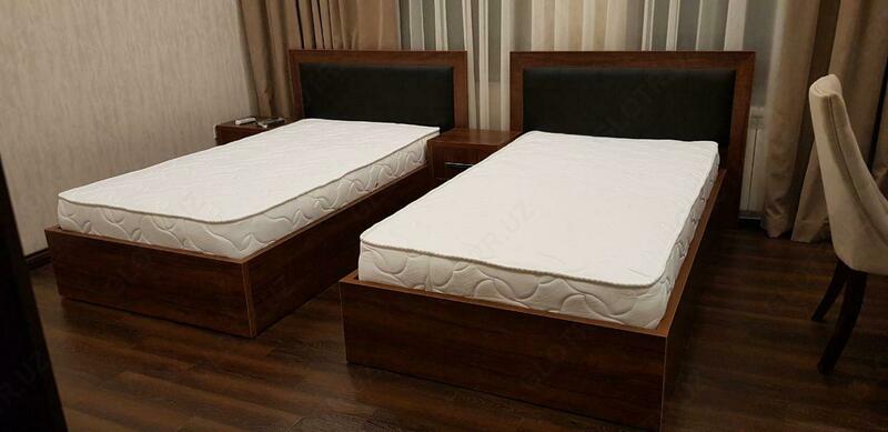 Односпальная кровать белого цвета