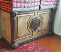 Комод деревянный коричневого цвета