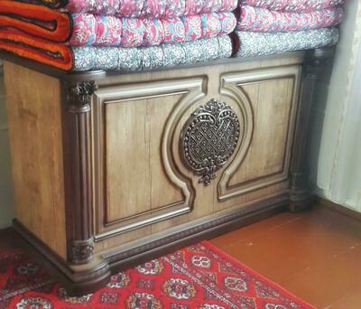 Комод деревянный коричневого цвета - Цена по запросу