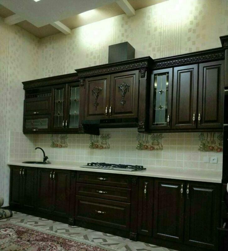 Кухонный гарнитур коричневого цвета