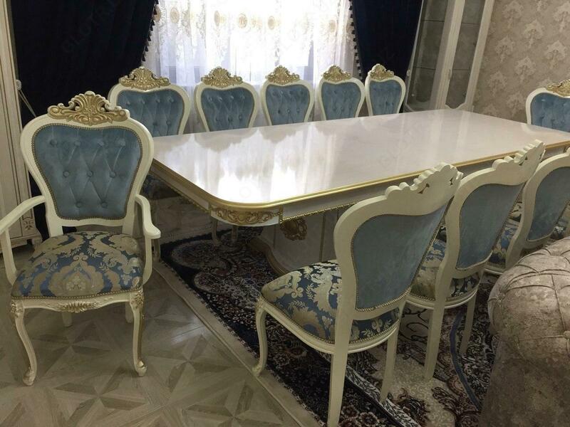 Mehmonxonada stol usti stullari  kok-kok qoplamali