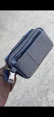 Erkaklar uchun “krokodil uslubidagi” charm yelka sumkasi Erkaklar uchun “krokodil uslubidagi” charm yelka sumkasi