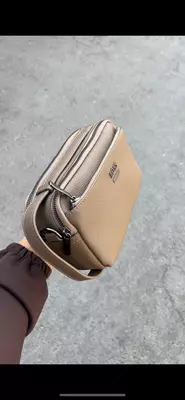 Erkaklar uchun jigarrang charm sumka