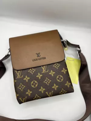 Чёрная сумка через плечо Louis Vuitton