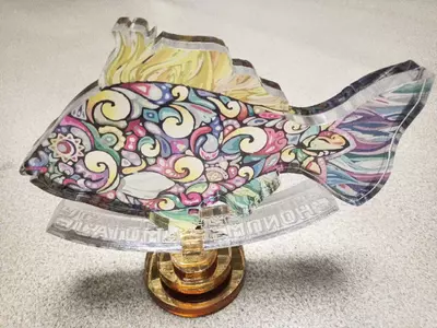 Suvenir haykalchalar, mukofotlar, sovg'alar, lampalar, rasmlar, zargarlik buyumlari va boshqa interyer buyumlarining buyurtma asosida ishlab chiqarilishi