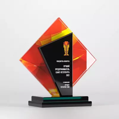 kristall mukofot kubogi haykalchasi