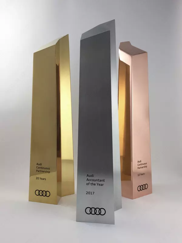 mukofotlar haykalchalar metalldan yasalgan qadahlar